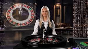 Tampilan roda Crazy Time di studio live casino777 dengan segmen bonus berwarna