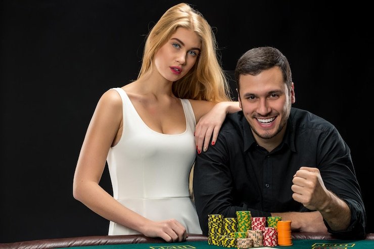 Dealer membagikan kartu blackjack di studio live casino777